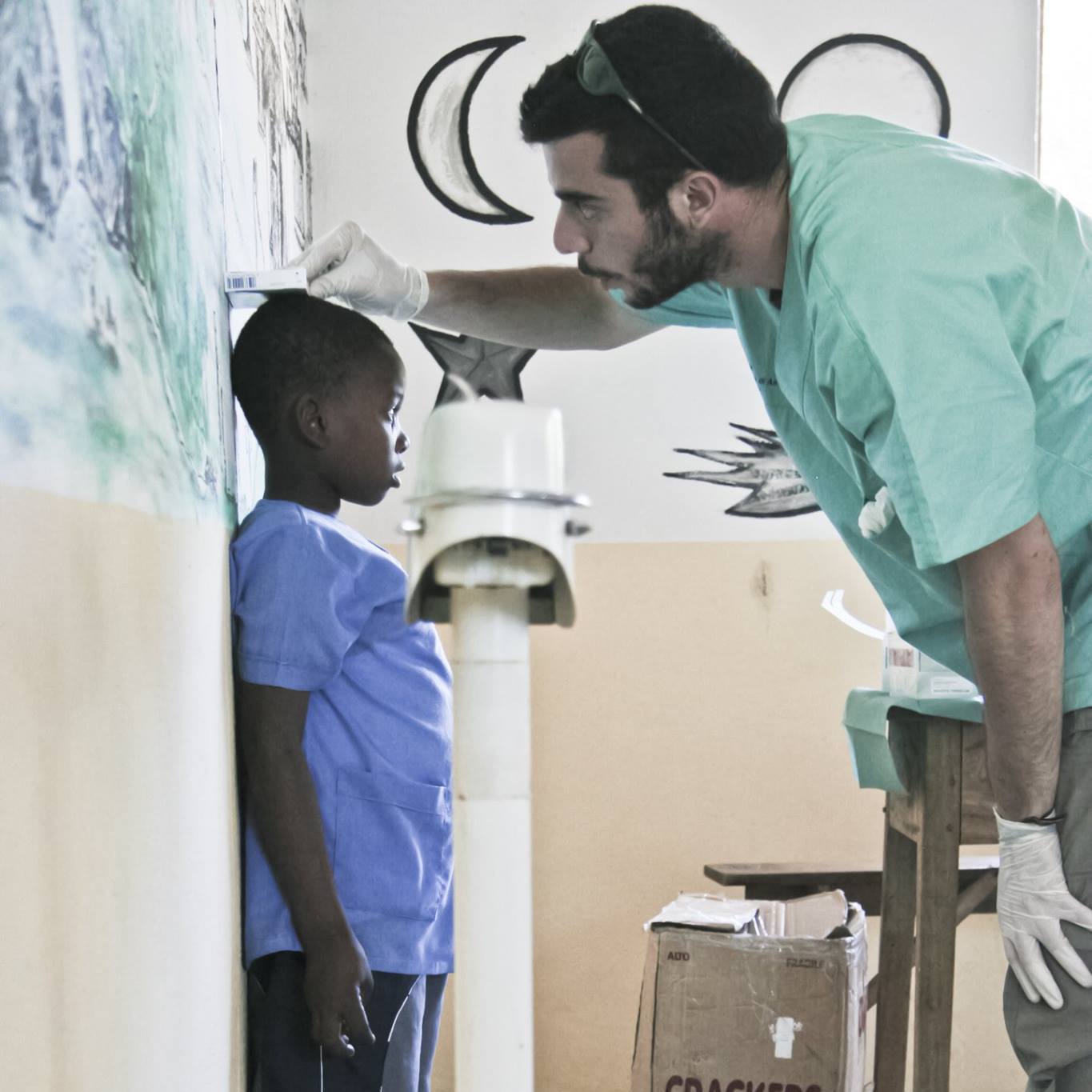 Dr. Luca Varcasia durante lo screening pediatrico in Madagascar
