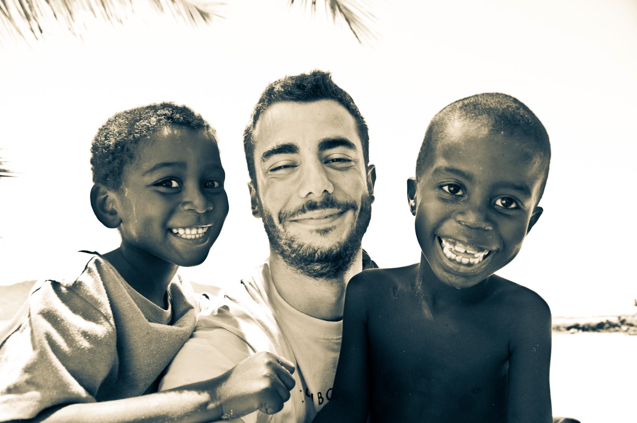 Dr. Luca Varcasia con bambini a Nosy Komba, Madagascar
